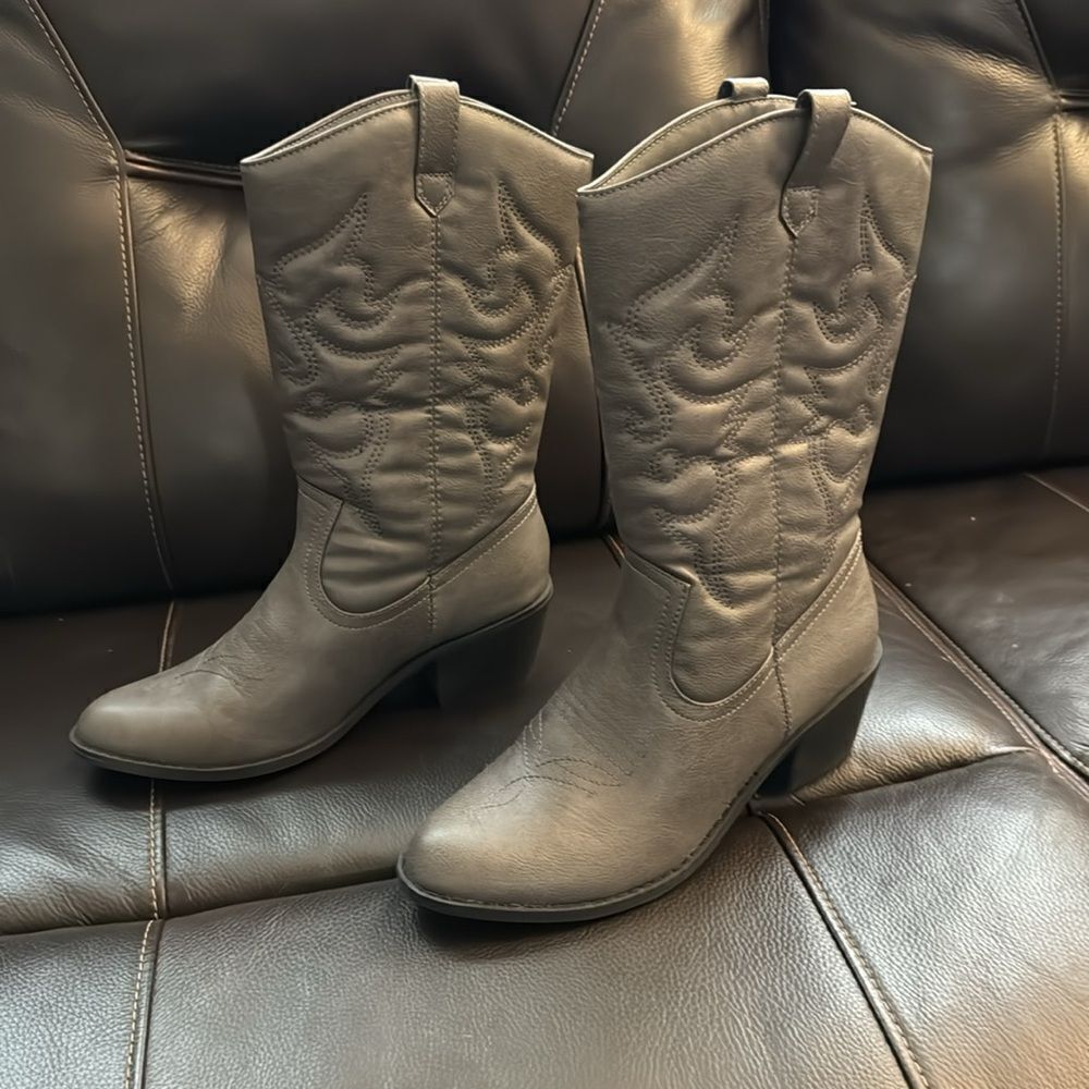 Charles Albert Boots. Gray Boots. Size 9M. Vegan Leather. Like New! - Picture 3 of 7